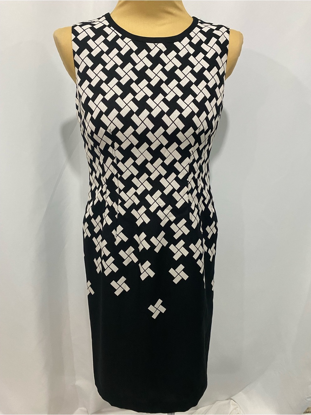 Anne Klein sleeveless sheath dress, size Ladies 8,  geometric pattern